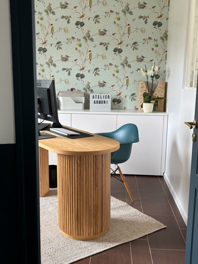 Bureau de designer orienté en position de commande selon les principes de la psychologie de l'habitat.