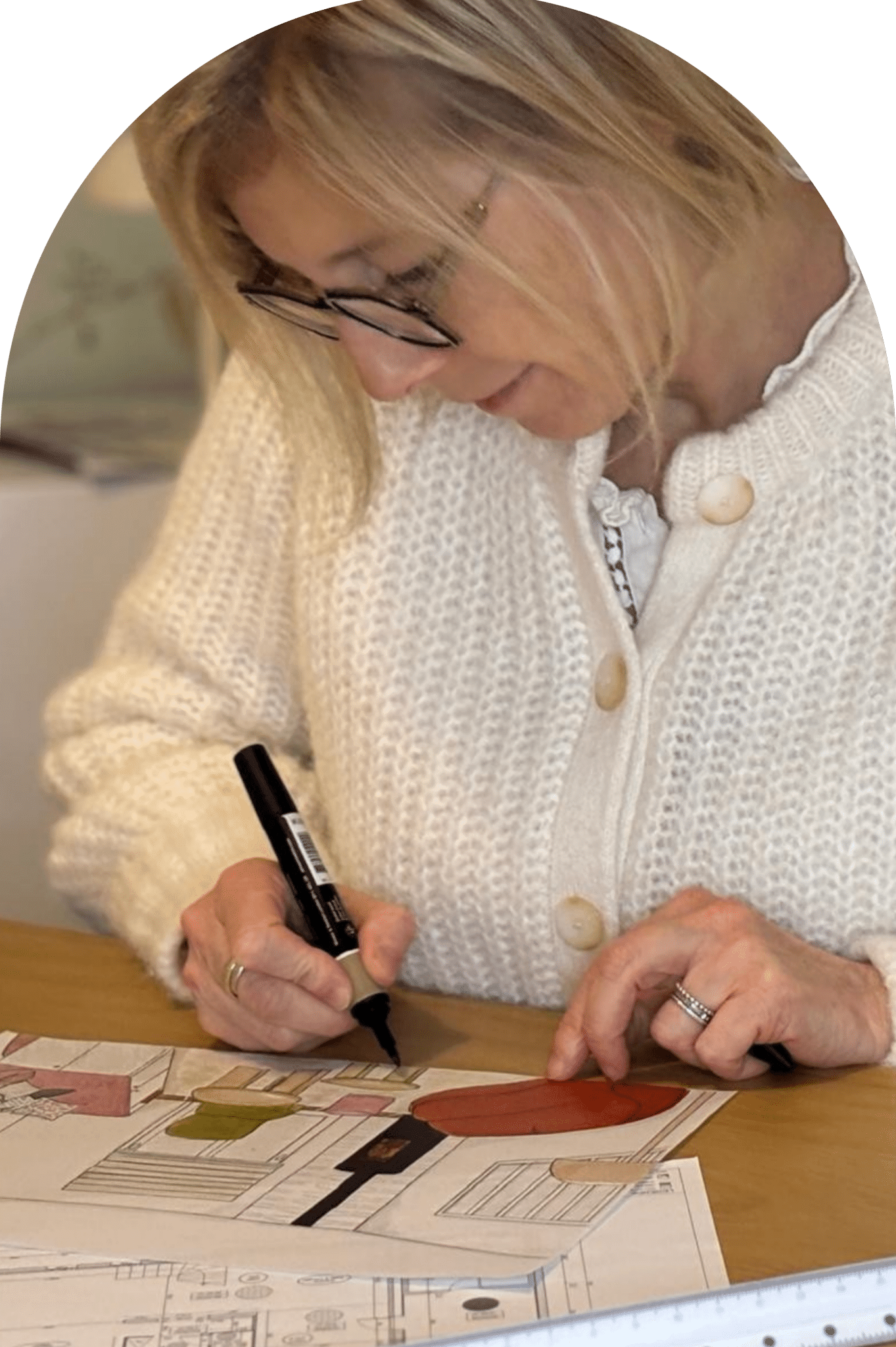 Designer d'intérieur en plein travail de réalisation d'un croquis d'aménagement